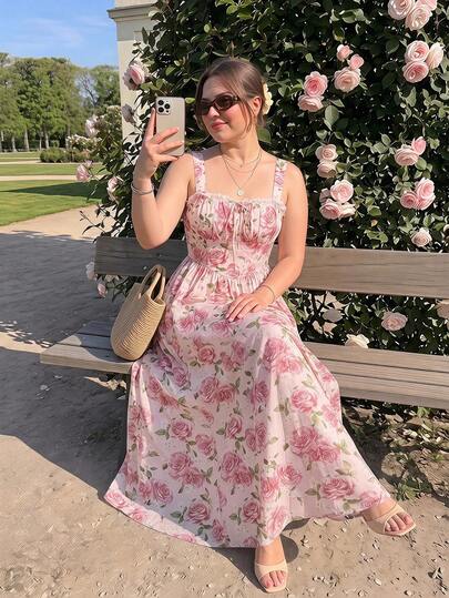 SHEIN MOD Robe d'été à bretelles fines avec imprimé floral romantique, buste froncé, robe mi-longue avec patchwork en dentelle. Romantique, vacances, campagne, jardin, thé de l'après-midi