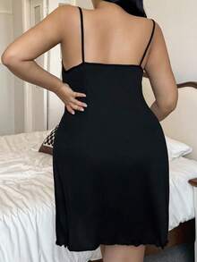 SHEIN 加大码纯色针织吊带睡袍，带心形和字母印花，合身女士睡裙短款睡裙可爱睡裙 - 黑色 - 查看 2