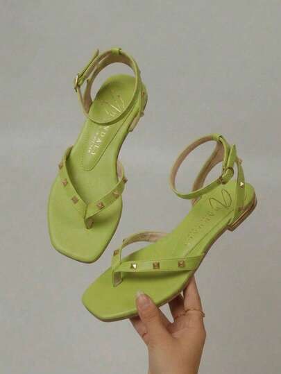 Fashion Sandals For Women That Are Distinguished By Their Modern Design And Functionality, Ideal For Those Looking For Comfort And Style In Their Dail