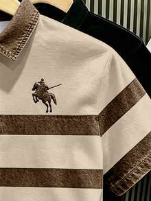 Manfinity Hypemode 復古丹寧風藍白拼色條紋 Polo 衫，印有馬標誌，藝術感短袖上衣，男女款圖案 T 恤，夏季日常休閒百搭上衣 - 彩色 - 查看 4