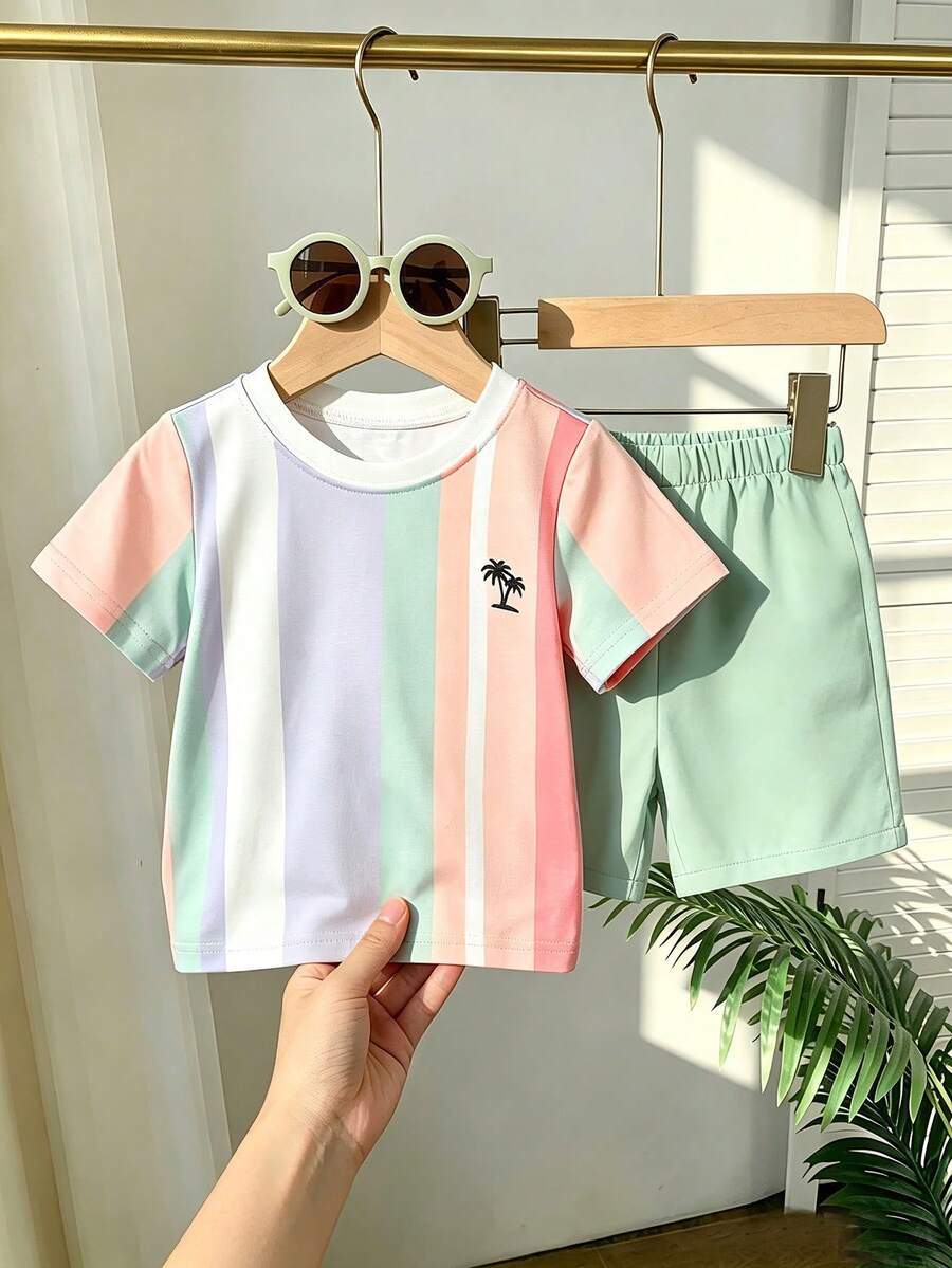 SHEIN Playful Pals 嬰兒針織T恤條紋印花+椰子樹數位印花+短褲2件套,運動休閒多色條紋+椰子樹定位印花T恤搭配糖果綠梭織短褲,必備運動休閒風 - 彩色 - 查看 1