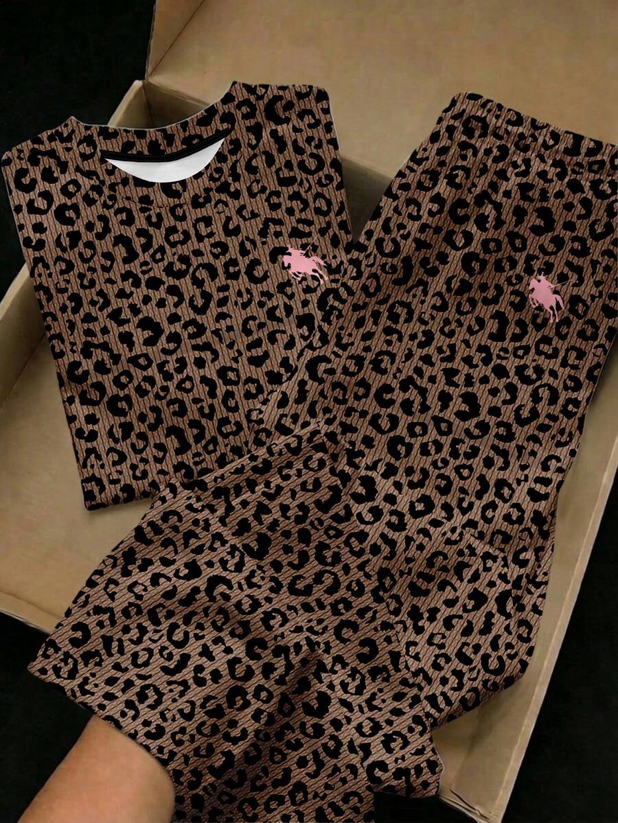 SHEIN 復古時尚豹紋迷你騎士圖案,青少年女孩休閒極簡舒適圓領短袖T恤與喇叭褲2件套,適合春/夏日常、運動、校園、度假、戶外、返校、開學 - 彩色 - 查看 1