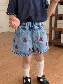 女嬰牛仔短褲，夏季新款休閒可愛趣味淺藍色牛仔櫻桃刺繡圖案彈性腰帶磨損水洗工藝 + 寬鬆直筒褲管舒適輕盈細棉牛仔面料柔軟，可搭配T恤用於夏季度假日常出遊學校派對出遊春夏季暢銷款兒童休閒牛仔短褲 - 中等水洗藍 - 查看 3