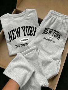 淺灰色花卉時尚運動字母 NY 圖案，年輕女孩修身圓領短袖抓皺 T 恤與休閒寬鬆長褲 2 件套，休閒日常、時尚、街頭、校園、運動、返校季 - 彩色 - 查看 5
