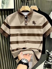 Manfinity Hypemode 復古丹寧風藍白拼色條紋 Polo 衫，印有馬標誌，藝術感短袖上衣，男女款圖案 T 恤，夏季日常休閒百搭上衣 - 彩色 - 查看 3