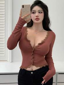 DAZY 女款對比蕾絲單排扣長袖T恤外穿上衣，秋季服飾，返校穿搭短版上衣 - 紅木色 - 查看 4