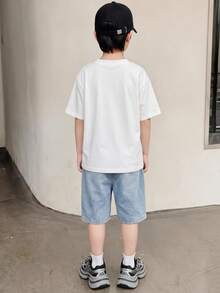 SHEIN 2件組青少年男孩休閒寬鬆短袖針織T恤與牛仔短褲套裝，藍白條紋，夏季，街頭風，城市度假，Y2K風格，紮染，運動風 - 白色 - 查看 2