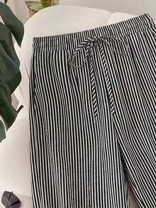 SHEIN Frenchy 大码女式春夏新款条纹沙滩短裤，适合情人节等场合，通勤时尚，条纹阔腿裤带口袋。沙滩度假/大学生度假风邮轮女式夏季宽松裤/宽松裤，大码女式休闲裤。 - 黑與白 - 查看 4