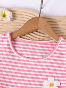 SHEIN 女童2件套夏季新品可愛休閒粉色與白色條紋荷葉邊短袖上衣搭配中藍色水洗寬腿牛仔褲，3D花朵裝飾，度假風日常穿搭，適合夏季度假與週末出遊 - 粉色 - 查看 4