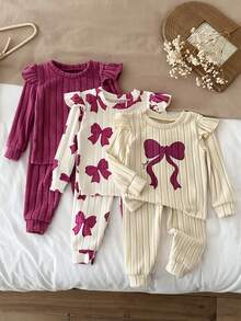 SHEIN Conjunto de 6 piezas para bebé niña con camiseta de cuello redondo, ribete de volantes, estampado de lazo en contraste, punto acanalado cepillado y color liso, y pantalones largos - Multicolor - Ver 3