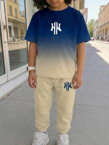 青少年男孩休閒舒適時尚極簡圓領短袖長褲T恤套裝，經典酷感漸層配色印花，酷運動Logo圖案印花，適合春/夏季返校季 - 彩色 - 查看 2