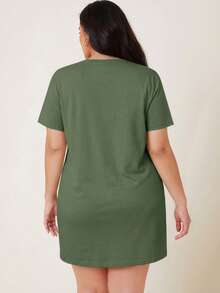 SHEIN BASICS 大尺碼女款短袖純色T恤洋裝 夏季女裝 夏日穿搭 - 軍綠色 - 查看 2