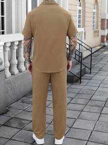 Manfinity Homme 純色紋理條紋休閒度假短袖襯衫與長褲兩件套 - 卡其色 - 查看 2