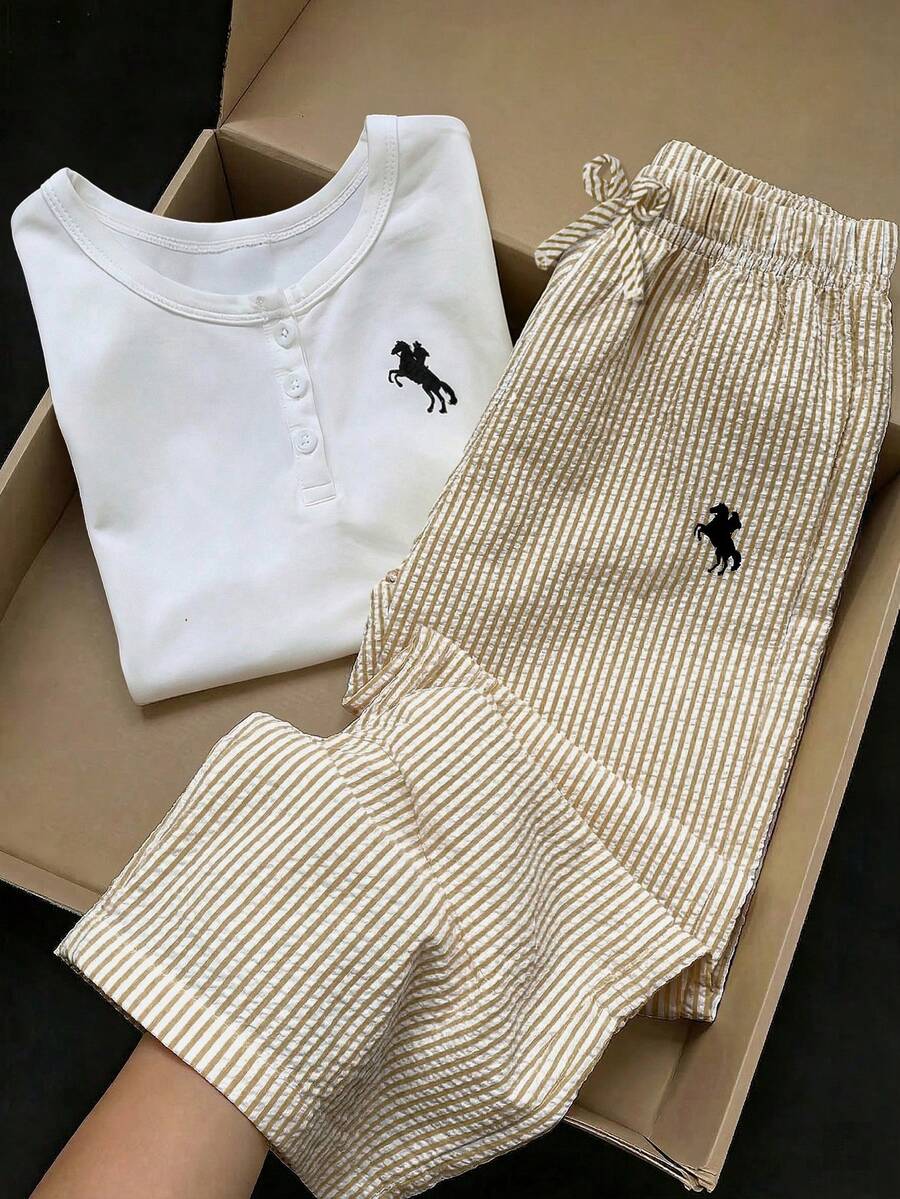 SHEIN Elladie kids 2件組基礎休閒慵懶純色套裝,馬匹印花,不對稱下擺,側面抓皺設計,圓領短袖T恤,搭配黃色條紋紋理布料直筒長褲套裝,適合日常/外出多種場合,春季/夏季/四季,幼女套裝,兒童日常舒適夏季穿搭,女孩套裝 - 卡其色 - 查看 1