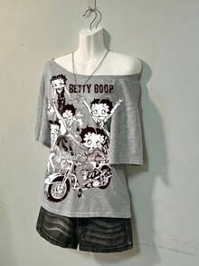Attitoon Betty Boop x SHEIN 休閒極簡復古龐克 Y2K 百搭派對黑白斑駁機車英文字母印花女款露肩落肩短袖寬鬆 T 恤，音樂節哥德風夏季出遊穿搭 - 彩色 - 查看 3