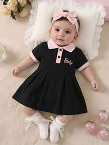 SHEIN 粉色新生女嬰夏季可愛開學季 Polo 領短袖刺繡 A 字裙 前開扣公主風柔軟日常穿著洋裝 - 黑色 - 查看 2