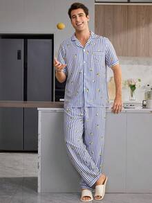 CoupledUp Set Piyama Pria dengan Bagian Depan Terbuka, Motif Garis Lemon Berkerut Gelembung, Lengan Pendek dan Celana Panjang - Biru - View 5