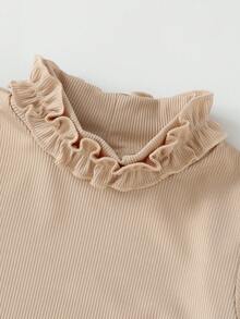 Elladie kids 女童高領針織底層上衣，採用柔軟舒適的針織面料，甜美荷葉邊飾邊裝飾增添優雅氣息，適合多種層次搭配與外套組合，完美適用休閒日常穿著、戶外出遊與戶外活動，適合秋冬季節 - 彩色 - 查看 3