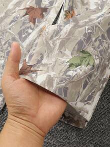 SHEIN 女童春夏/春秋休閒長褲，白色荷葉邊腰頭搭配百褶蕾絲設計，中心縫製酒紅色布標配白色字母，簡約優雅，整體復古做舊迷彩葉片滿版印花，灰色調底色搭配深淺棕色與銀白色葉脈紋理，復古街頭風 - 彩色 - 查看 7