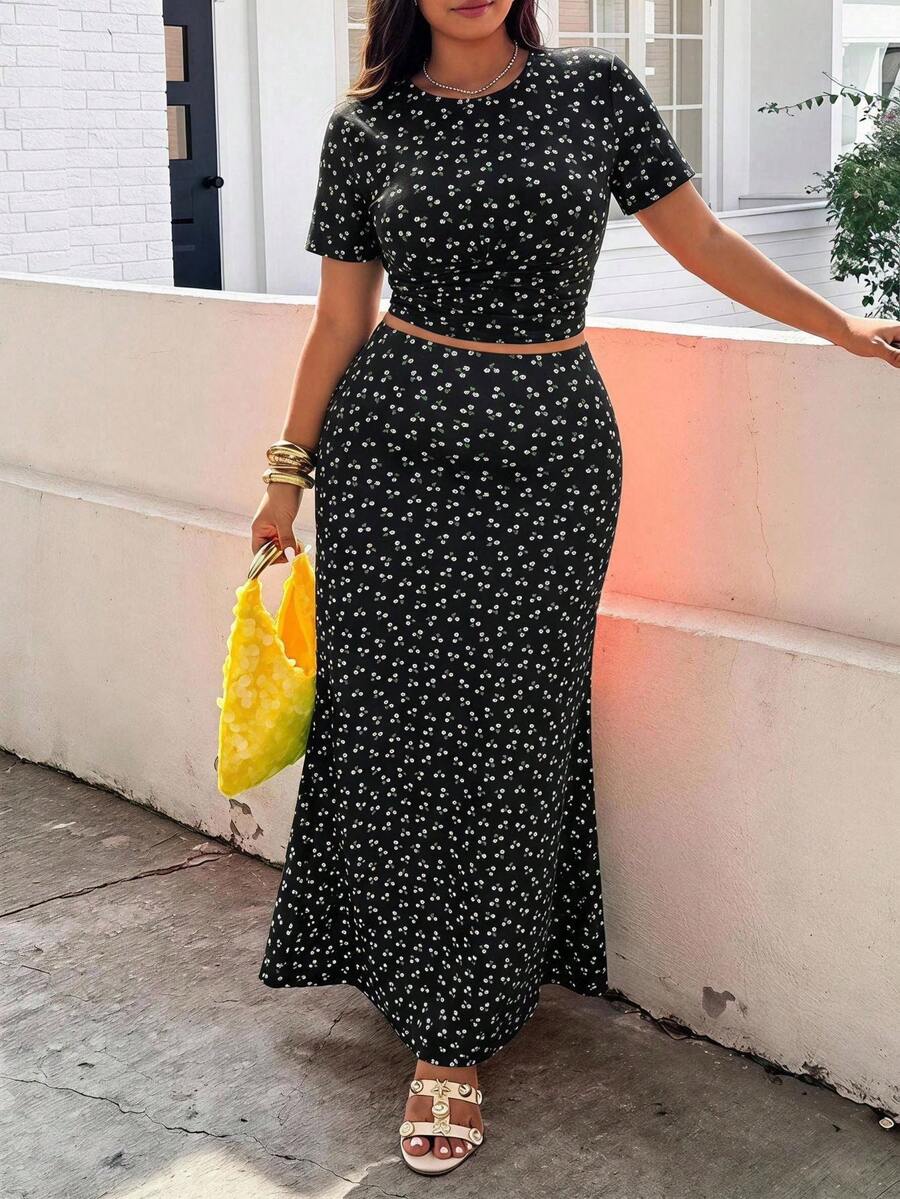 SHEIN EZwear 碎花女款大尺碼休閒T恤與裙子套裝