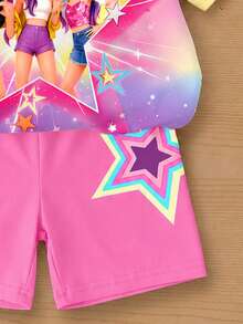 SHEIN Elladie kids 一套少女T恤短裤套装，整体采用梦幻紫色渐变色调，饰以闪亮星星元素，少女风十足。胸前印有醒目的“K-POP”字样，并配有3个可爱的卡通女团图案，周围环绕着星光和彩色星星图案，色彩鲜艳活泼。 - 彩色 - 查看 5