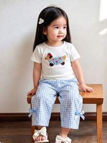 SHEIN Playful Pals 女嬰時尚休閒圓領純白色可愛小狗圖案刺繡短袖上衣搭配藍色格紋可愛3D蝴蝶結長褲，柔軟百搭2件套，適合夏季出遊、旅行、上學及各種場合日常穿著 - 藍白色 - 查看 9