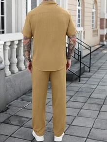 Manfinity Homme Solid Color Textured Striped Casual Vacation Short Sleeve Shirt And Pants 2 Pieces Set - Khaki - View 2