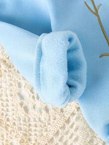 SHEIN Playful Pals 女嬰清新3D花卉刺繡運動衫套裝，春秋款親膚柔軟藍色3D花卉運動衫＋粉色羅紋長褲套裝，可愛百搭風格 - 藍色 - 查看 6