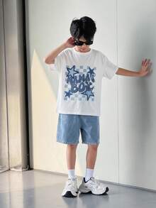 SHEIN 2件組青少年男孩休閒寬鬆短袖針織T恤與牛仔短褲套裝，藍白條紋，夏季，街頭風，城市度假，Y2K風格，紮染，運動風 - 白色 - 查看 4