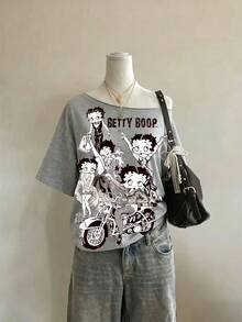 Attitoon Betty Boop x SHEIN 休閒極簡復古龐克 Y2K 百搭派對黑白斑駁機車英文字母印花女款露肩落肩短袖寬鬆 T 恤，音樂節哥德風夏季出遊穿搭 - 彩色 - 查看 4