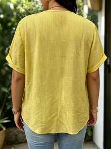 SHEIN LUNE CURVE Kemeja Kasual Serbaguna Wanita Ukuran Besar Warna Polos Kerah V untuk Aktivitas Sehari-hari - Kuning - View 2