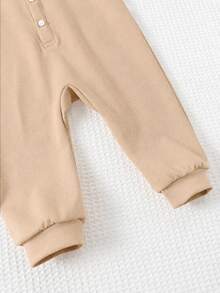 SHEIN 新生兒男嬰/女嬰秋冬款可愛卡通圖案 Polo 領長袖連身衣 - 卡其色 - 查看 4