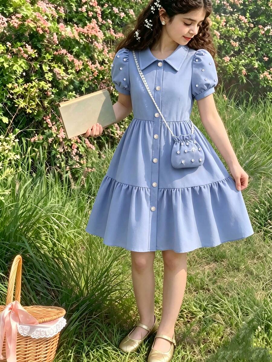 SHEIN 2026春夏新款 SS26 青少年女孩夏季度假旅行必備套裝,柔軟舒適布料,純色休閒翻領泡泡袖珍珠裝飾前開鈕扣收腰連身裙,附小包,適合日常、派對、玩樂穿搭 - 藍色 - 查看 1