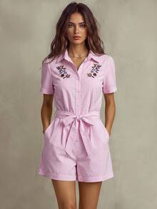 SHEIN Franclia Macacão feminino casual de primavera/verão, elegante francês, minimalista, com lapela, manga curta, bordado, cinto na cintura, curto, azul às riscas - Rosa - Ver 1