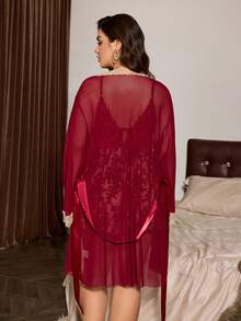 Slumberist Set 2 potong: Jubah Wanita Ukuran Besar Berwarna Burgundy Vintage dengan Detail Jala Transparan dan Renda Kontras + Gaun Dalam Wanita Ukuran Besar Seksi dengan Detail Renda Kontras - MultiWarna - View 3