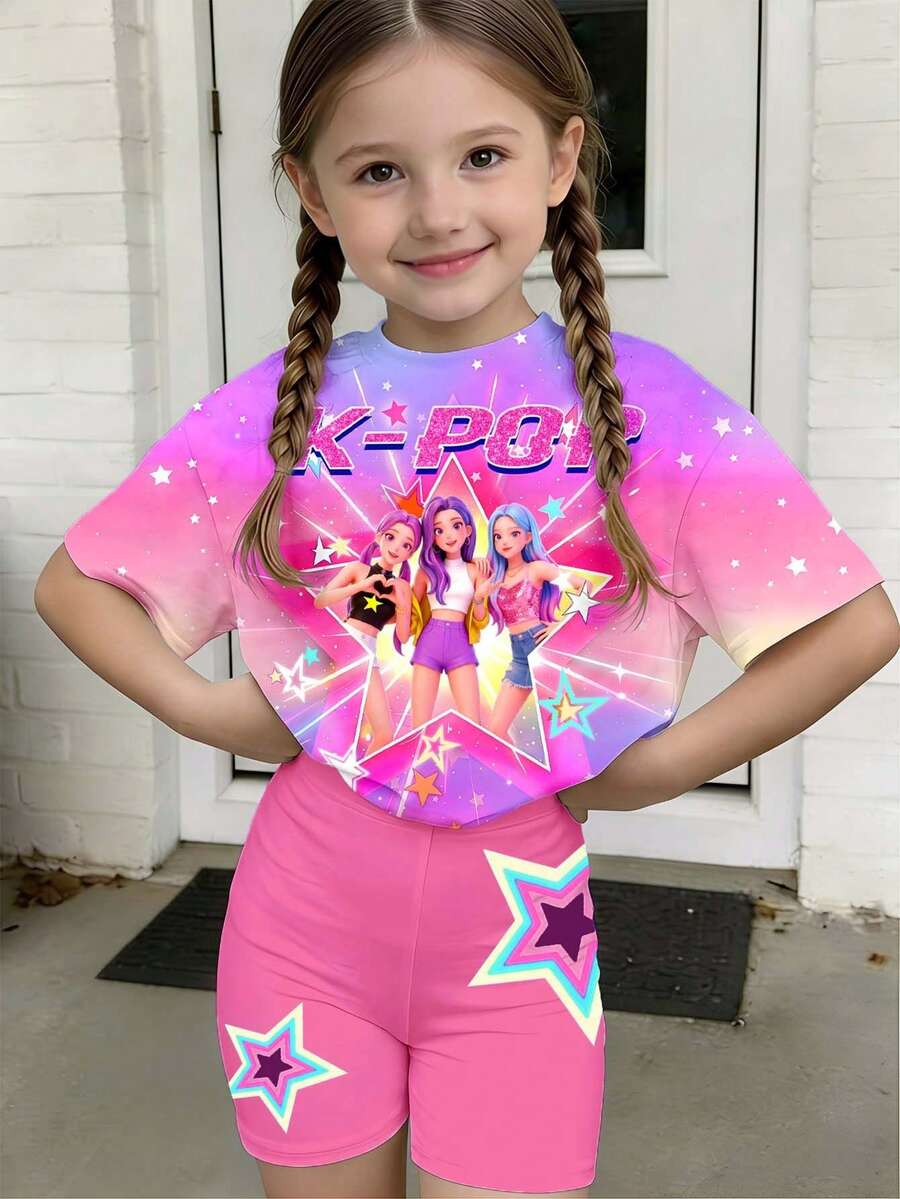 SHEIN Elladie kids 一套少女T恤短裤套装,整体采用梦幻紫色渐变色调,饰以闪亮星星元素,少女风十足。胸前印有醒目的“K-POP”字样,并配有3个可爱的卡通女团图案,周围环绕着星光和彩色星星图案,色彩鲜艳活泼。 - 彩色 - 查看 1