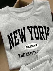淺灰色花卉時尚運動字母 NY 圖案，年輕女孩修身圓領短袖抓皺 T 恤與休閒寬鬆長褲 2 件套，休閒日常、時尚、街頭、校園、運動、返校季 - 彩色 - 查看 6