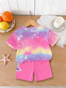 SHEIN Elladie kids 一套少女T恤短裤套装，整体采用梦幻紫色渐变色调，饰以闪亮星星元素，少女风十足。胸前印有醒目的“K-POP”字样，并配有3个可爱的卡通女团图案，周围环绕着星光和彩色星星图案，色彩鲜艳活泼。 - 彩色 - 查看 2