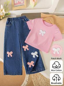 SHEIN 女童蝴蝶結短袖牛仔兩件套，夏季新品，可愛甜美風，淺粉色上衣搭配深藍色牛仔褲，毛絨蝴蝶結貼花裝飾，寬腿直筒褲，日常穿搭，適合夏季度假、旅行與日常穿著 - 粉色 - 查看 3