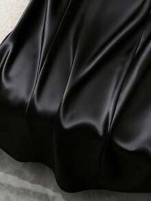 SHEIN Franclia 女士无袖立领连衣裙，右侧饰有装饰缝线，左侧开衩下摆，后背拉链，收腰设计，中式黑色缎面旗袍连衣裙，奢华连衣裙，黑色丝绸连衣裙，旗袍连衣裙，女士奢华连衣裙，无袖旗袍缎面连衣裙，优雅黑红连衣裙，缎面黑色连衣裙，黑色长款连衣裙，女士吸睛连衣裙，惊艳连衣裙，女士奢华连衣裙，高品质连衣裙，优雅连衣裙 - 黑色 - 查看 4