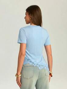 Firerie 女款極簡優雅休閒度假通勤修身 T-shirt 上衣，黑色短袖收腰不對稱下擺蕾絲飾邊，適合度假、海灘、假日穿搭 - 藍色 - 查看 2