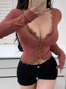 DAZY 女款對比蕾絲單排扣長袖T恤外穿上衣，秋季服飾，返校穿搭短版上衣 - 紅木色 - 查看 8