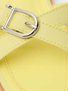 Nöista Sandalia plana minimalista con correas cruzadas, detalle de hebilla de metal pulido, punta cuadrada y plantilla acolchada en acabado amarillo suave. - Amarillo - Ver 5