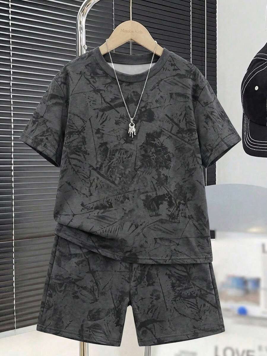 SHEIN 两件套儿童/男童休闲街头运动舒适简约圆领短袖T恤短裤套装，适合通勤、上学、日常休闲、运动、春夏、度假等场合。