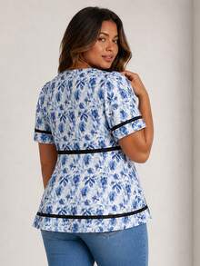 ELLERISSA Blusa de jersey con mangas con volantes, insertos de encaje y estampado floral azul para tallas grandes - Azul - Ver 2