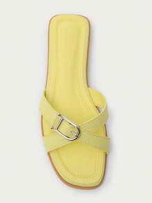 Nöista Sandalia plana minimalista con correas cruzadas, detalle de hebilla de metal pulido, punta cuadrada y plantilla acolchada en acabado amarillo suave. - Amarillo - Ver 2