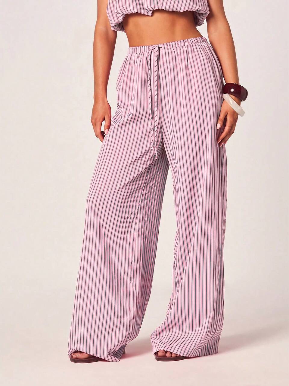 MISSGUIDED Top frente única listrado com barra balonê e calça pantalona.