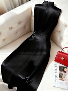 SHEIN Franclia 女士无袖立领连衣裙，右侧饰有装饰缝线，左侧开衩下摆，后背拉链，收腰设计，中式黑色缎面旗袍连衣裙，奢华连衣裙，黑色丝绸连衣裙，旗袍连衣裙，女士奢华连衣裙，无袖旗袍缎面连衣裙，优雅黑红连衣裙，缎面黑色连衣裙，黑色长款连衣裙，女士吸睛连衣裙，惊艳连衣裙，女士奢华连衣裙，高品质连衣裙，优雅连衣裙 - 黑色 - 查看 2