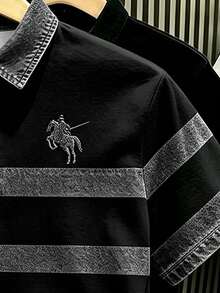 Manfinity Hypemode 復古丹寧風藍白對比條紋短袖 Polo 衫，附小馬標誌印花，藝術感短袖上衣，男女款圖案 T 恤，夏季休閒日常穿搭與外出百搭基礎上衣 - 彩色 - 查看 3