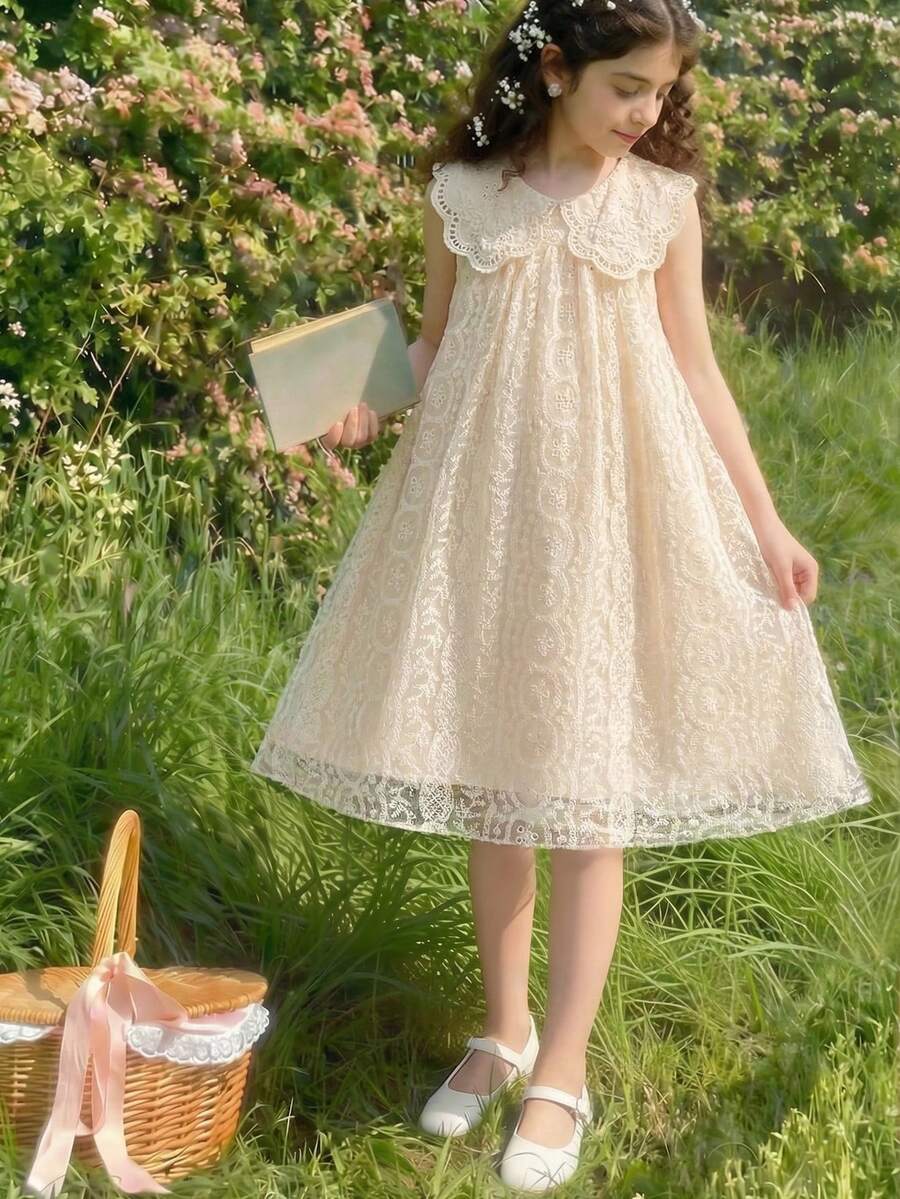 Elladie kids 这款少女蕾丝无袖连衣裙，采用精致的蕾丝面料，饰以精美的镂空花卉图案，营造出层次感和透视效果。搭配大翻领设计，领口处波浪形蕾丝花边更添甜美气息。连衣裙廓形飘逸轻盈，前片饰有精致的褶裥。适合日常外出、公园漫步、与亲朋好友聚会等场合。轻薄亲肤，春夏皆宜。 - 杏色 - 查看 1